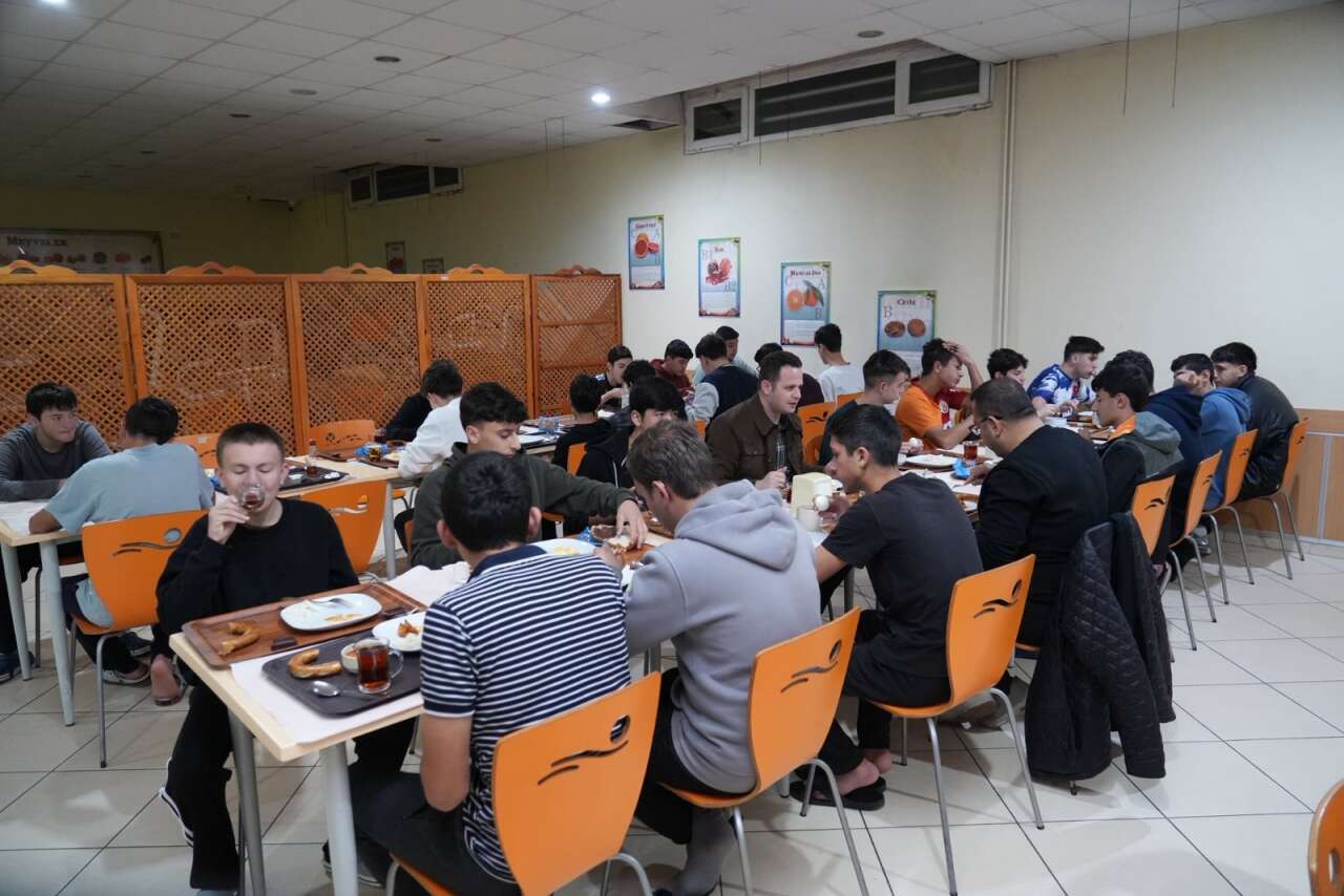 İl Milli Eğitim Müdürü Emre Çay Öğrencilerle Sahur Sofrasında Buluştu 4